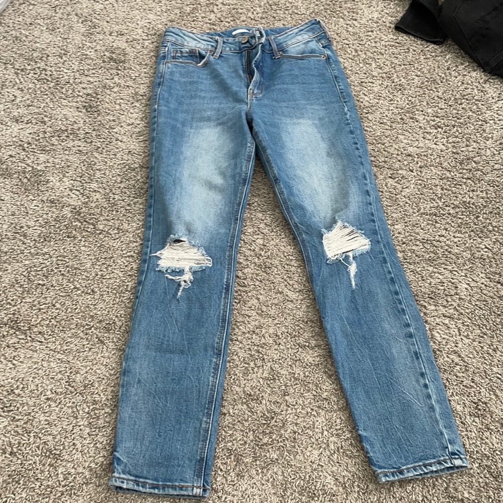 Straight leg knee ripped blue jeans